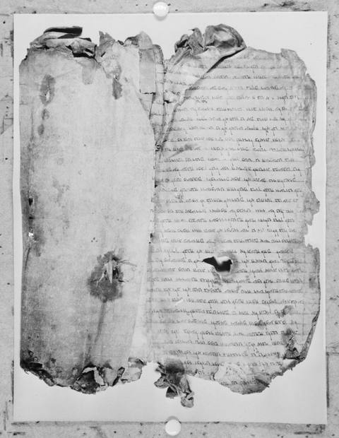 Dead Sea Scrolls, photograph by Willem van de Poll (Nationaal Archief, CC0; the archive dates it 1948, to be verified)
