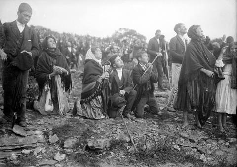 The crowd at Fátima looking at the sky, 13 October 1917 (Ilustração Portugueza, 29 October 1917)