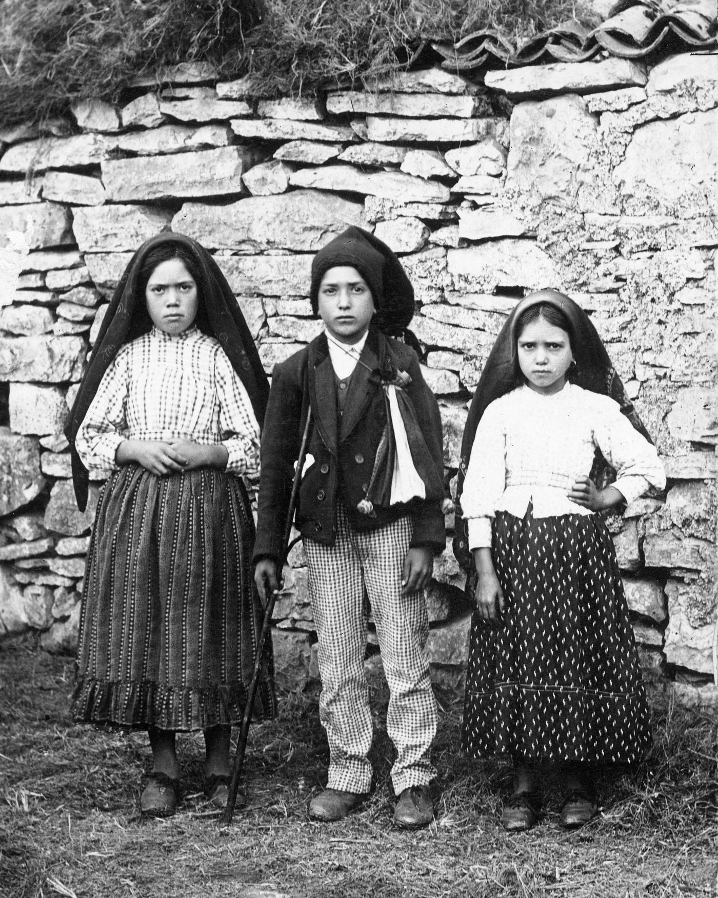 The three children of Fátima, 1917 (Ilustração Portugueza)