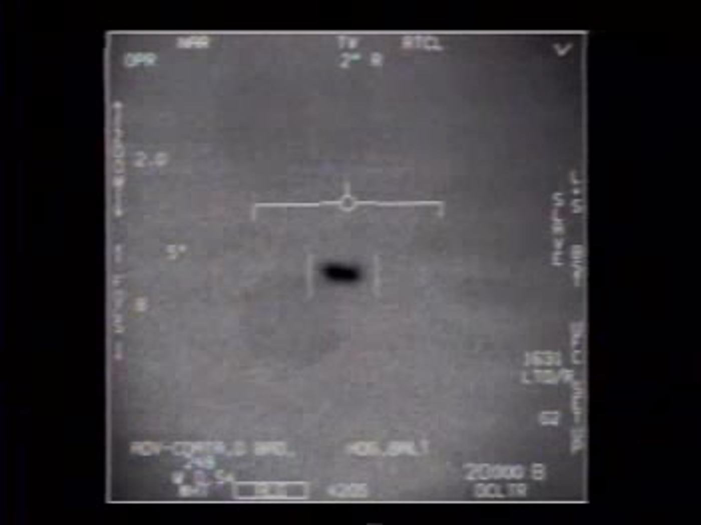 FLIR1, 14 November 2004: still at 0:30 (US Navy, released by the DoD in 2020)